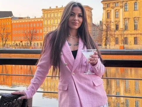 Heb een live chat met webcammodel LunaMarella