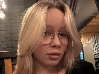 adult webcam model MonicaCreys