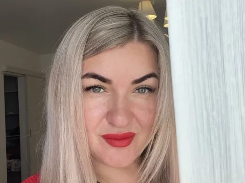 Heb een live chat met webcammodel NikaSkylink