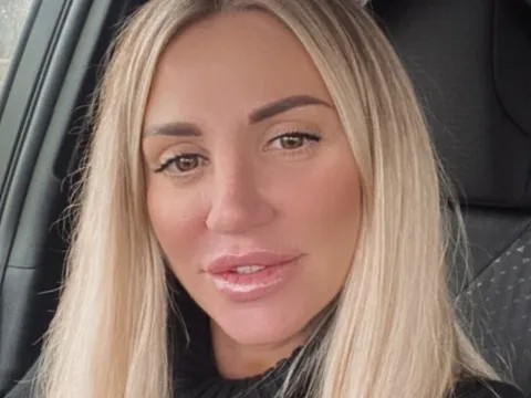 video chat and pics model RozalinKallen